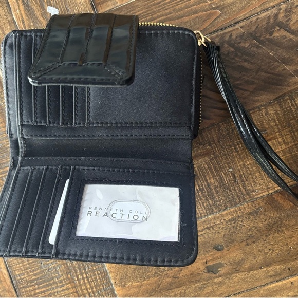 Kenneth Cole Reaction NWT  Black Patent Leather Wristlet - Picture 8 of 12